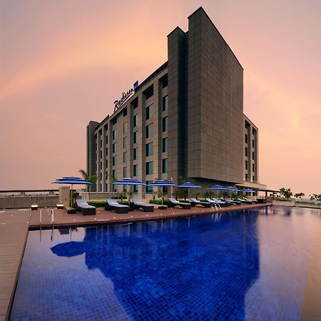 Radisson Blu Hotel New Delhi Paschim Vihar Bagian luar foto