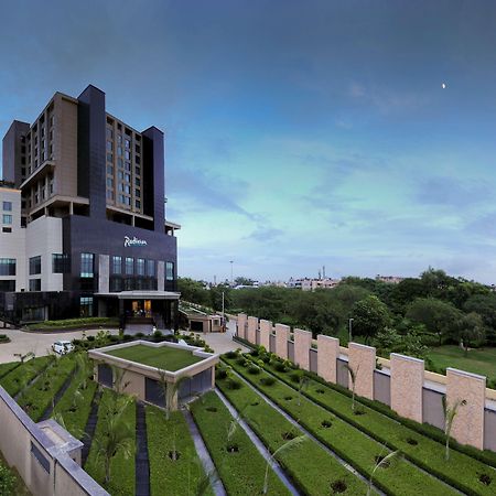 Radisson Blu Hotel New Delhi Paschim Vihar Bagian luar foto