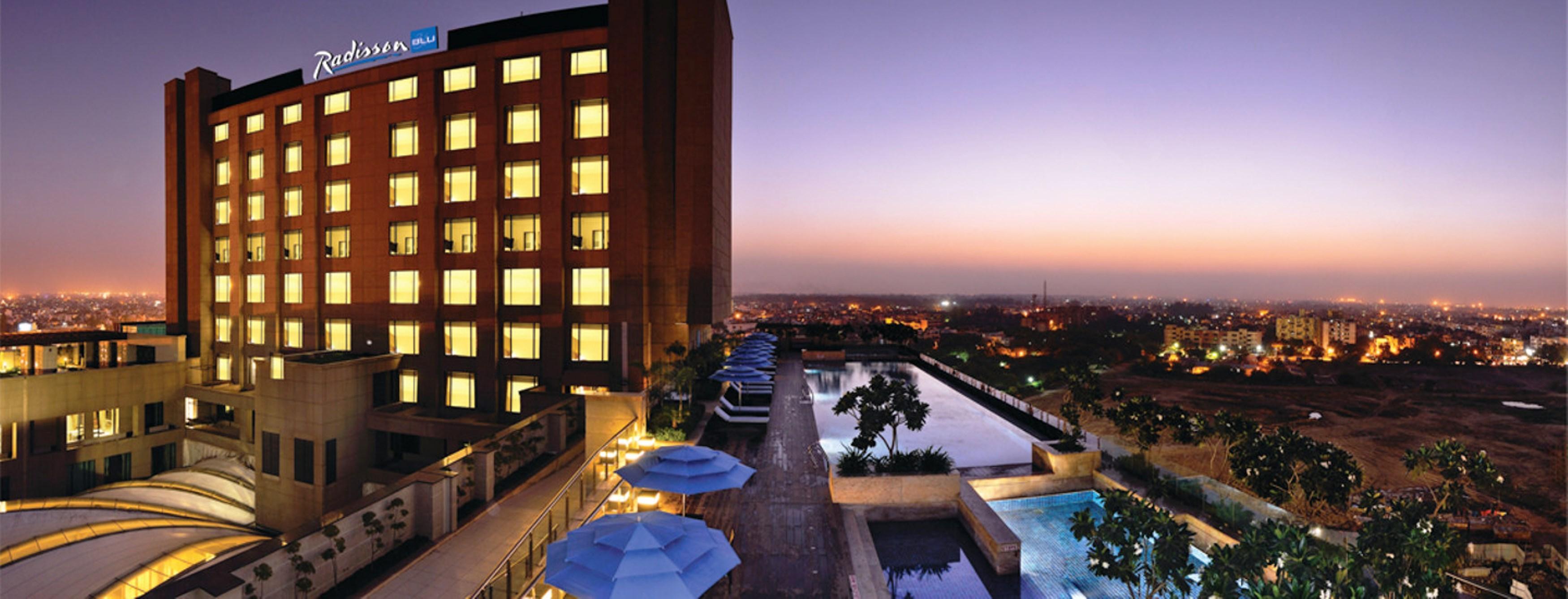 Radisson Blu Hotel New Delhi Paschim Vihar Bagian luar foto