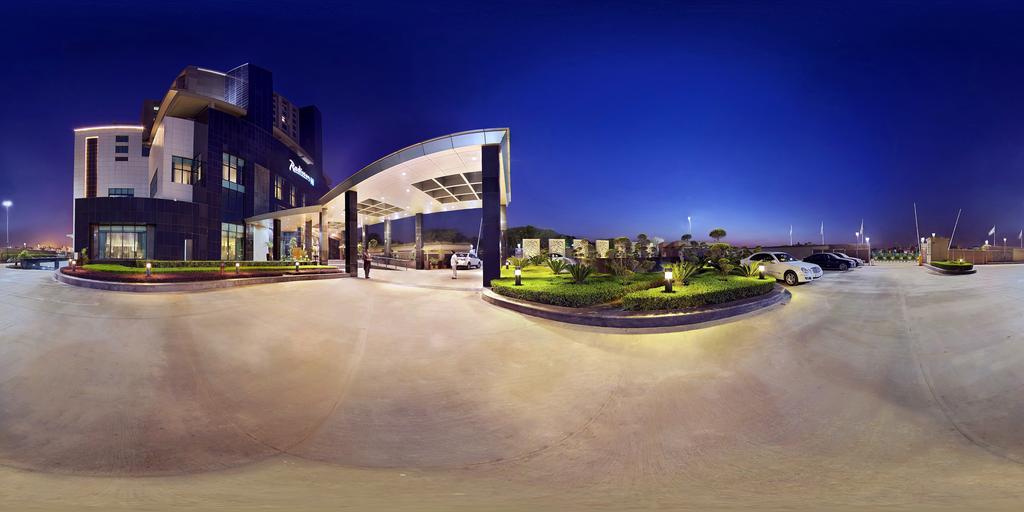 Radisson Blu Hotel New Delhi Paschim Vihar Bagian luar foto